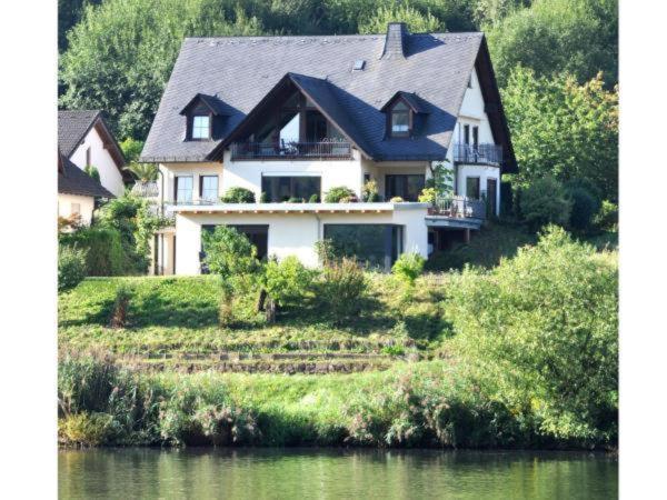 Ferienwohnung Am Moselufer Zell Exterior foto